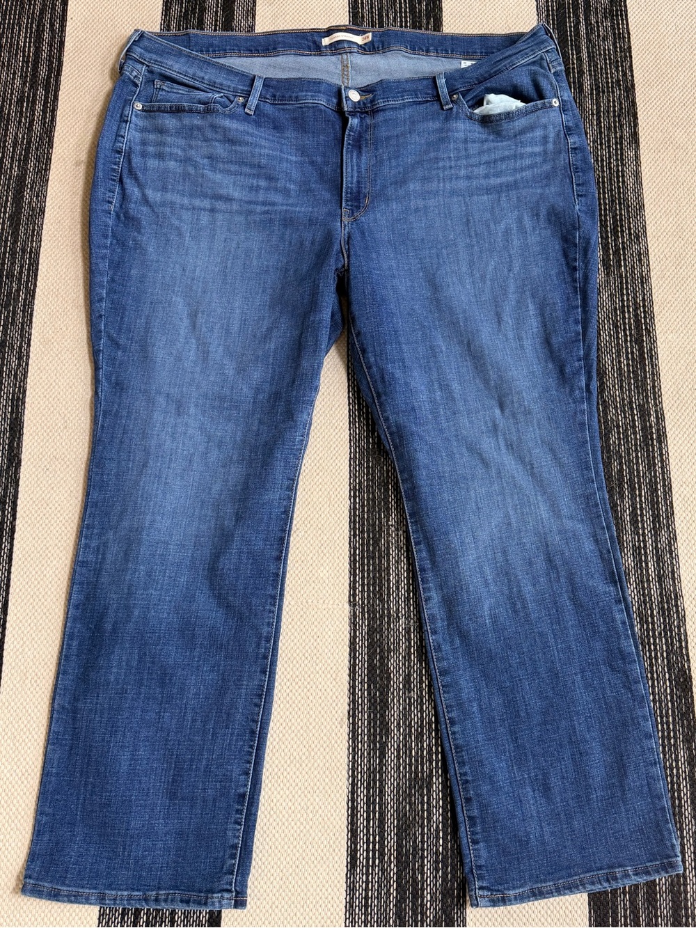 Levi's Women's Classic Straight Blue Jeans - Comfortable Everyday Fit Size 24W
